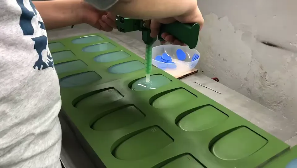 Video: Silikon-Einlegesohlen produzieren